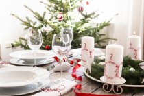 Gedeckter Tisch mit Adventskranz und Weihnachtsdekoration — Stockfoto