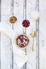 Ciotola di muesli con yogurt greco, quinoa schioccata, lamponi, mirtilli e semi di melograno — Foto stock