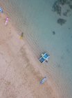 Indonesien, Bali, Nusa Dua Strand, Segelboot, Kajak und Surfbretter am Strand — Stockfoto
