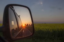 Alemanha, Ruegen, Cabo Arkona, pôr-do-sol espelhado no espelho da asa — Fotografia de Stock