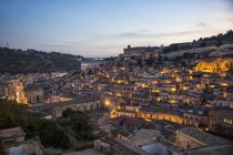 Italia, Sicilia, Modica, paesaggio urbano la sera — Foto stock