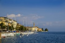 Italia, Lombardia, Lago di Garda, Salò, lungomare — Foto stock