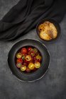 Salade de tomates orientales aux graines de grenade et menthe — Photo de stock