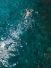 Man snorkeling in ocean — Stock Photo