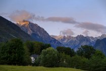 Slovénie, Alpes juliennes, Montagnes du Triglav, Vallée de la Soca, près de Bovec, Montagne Vrh Krnice, maison cachée — Photo de stock