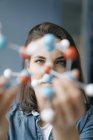 Femme scientifique étudiant le modèle moléculaire, à la recherche de solutions — Photo de stock
