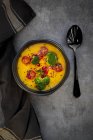 Curry di zucca con brokkoi, zucca hokaido, pomodoro, semi di melograno e sesamo nero in ciotola — Foto stock