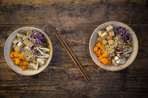 Miso-Ramen-Suppe mit Nudeln, Rosenkohl aus rotem Rettich, Kürbis, gebratenem Tofu, Shimeji und Königstrompeten — Stockfoto