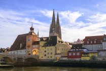 Alemanha, Baviera, Regensburg, Cidade Velha, Salzstadel, Ponte de Pedra, Bruck Gate e Catedral de Regensburg, rio Danúbio — Fotografia de Stock