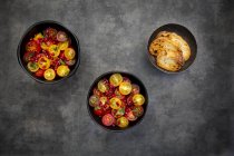 Orientalischer Tomatensalat mit Granatapfelkernen und Minze — Stockfoto