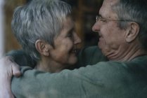 Affettuoso coppia anziana abbracci — Foto stock