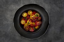 Salade de tomates orientales aux graines de grenade et menthe — Photo de stock