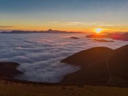 Itália, Marche, Apeninos, Monte San Vicino ao nascer do sol visto do monte Cucco — Fotografia de Stock