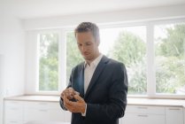 Geschäftsmann nutzt gläsernen Touchscreen in neuem Zuhause — Stockfoto