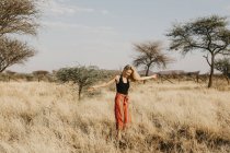 Африка, Намібія, білявка в степу. — стокове фото
