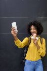 Портрет усміхненої жінки з морозивом конус селфі з смартфоном. — стокове фото