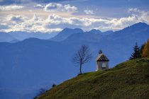 Allemagne, Bavière, Haute Bavière, Chiemgau, Sachrang Valley, Sachrang, Chapelle sur le sommet de Karspitze — Photo de stock