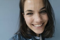 Ritratto di donna, sorridente felicemente — Foto stock