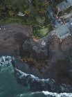 Indonesia, Bali, Vista aérea de la playa de Pererenan, Estatua de Gajah Mina - foto de stock