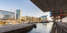 Німеччина, Гамбург, Хафтажність, Sandtorhafen і сучасні житлові будинки — стокове фото