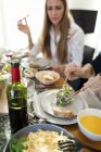 Freunde haben Spaß, essen gemeinsam zu Mittag — Stockfoto