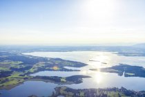 Alemanha, Baviera, Chiemgau, Vista aérea de Prien e lago Chiemsee — Fotografia de Stock