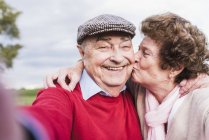 Selfie di felice coppia di anziani all'aperto — Foto stock