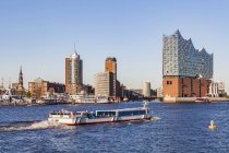 Germania, Amburgo, paesaggio urbano con Elbe Philharmonic Hall e tourboat sull'Elba — Foto stock