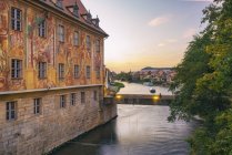Allemagne, Bavière, Bamberg, ancienne mairie et rivière Regnitz au crépuscule — Photo de stock