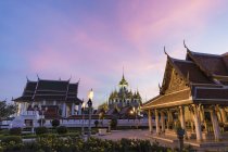 Tailândia, Bangkok, Loha Prasat templo ao entardecer — Fotografia de Stock