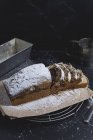 Torta di marmo con zucchero a velo, affettato — Foto stock