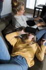 Друзі сидять на дивані у вітальні, ігри з VR окулярами — стокове фото