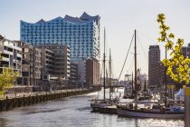 Germania, Amburgo, HafenCity, Elbe Philharmonic Hall, Sandtorhafen e case residenziali moderne — Foto stock