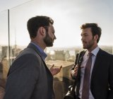 США, Нью-Йорк, два бізнесмени говорять на Рокфеллер-центр оглядовий майданчик — стокове фото