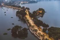 Вьетнам, Ханой, панорамный вид на дорогу между двумя озерами в сумерках с пагода Тран Куок справа — стоковое фото