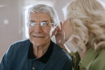 Donna anziana che parla con il marito con l'apparecchio acustico — Foto stock