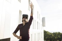 Человек на террасе на крыше, игры с VR очками — стоковое фото