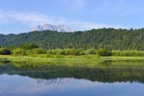 Germania, Baviera, Werdenfelser Land, Isar dam Kruen, Wetterstein mountains, Obere Wettersteinpitze sullo sfondo — Foto stock