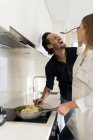 Щаслива пара готує спагеті на своїй кухні — стокове фото