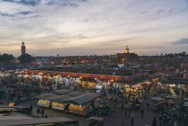 Maroc, Marrakech, vue sur le bazar de Jemaa el-Fnaa dans la soirée — Photo de stock