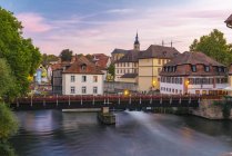 Alemanha, Baviera, Bamberg, cidade velha, rio Regnitz no crepúsculo — Fotografia de Stock
