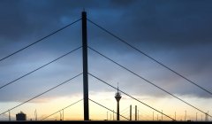 Німеччина, Дуессельдорф, Оберкассель міст з телевізійної вежею у фоновому режимі в сутінках — стокове фото