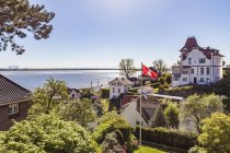 Alemania, Hamburgo, Blankenese, casas residenciales en la orilla del Elba — Stock Photo