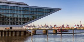 Німеччина, Гамбург, Altona, вид на гавань, крани та кораблі — стокове фото
