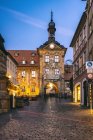 Germania, Baviera, Bamberga, centro storico con vecchio municipio al tramonto — Foto stock