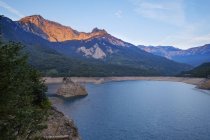 Monténégro, province de Pluzine, réservoir Pivsko jezero au lever du soleil — Photo de stock