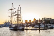 Alemania, Hamburgo, Baumwall, City Marina al atardecer - foto de stock