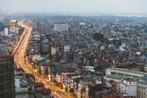 Вьетнам, Ханой, панорамный вид на город в сумерках, с освещенной главной дорогой и темными жилыми районами — стоковое фото