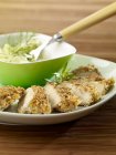 Pechuga de pollo, pan de coco de avellana - foto de stock