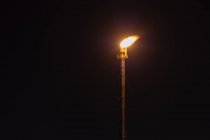 Сполучене Королівство, Грейнджмуті, нафтохімічний НПЗ вночі, газовий вогонь — стокове фото